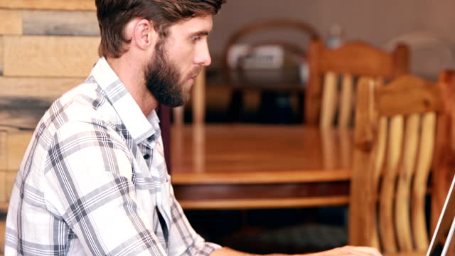 Gut-aussehender-Mann-mit-seinem-laptop-computer