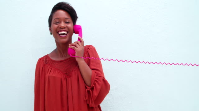 Mujer-feliz-con-una-sonrisa-hablando-hablando-por-teléfono