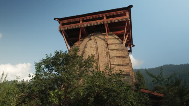 Ein-unbekannter-hinduistischer-Waldtempel-in-den-Bergen,-Himachal-Pradesh,-Kullu-Tal