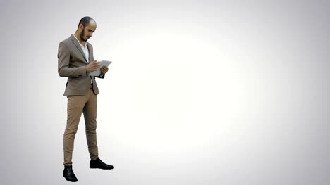 Junger-Geschäftsmann-mit-digitalem-Tablet-auf-weißem-Hintergrund