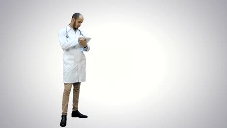 Junger-männlicher-Arzt-mit-digitalem-Tablet-auf-weißem-Hintergrund