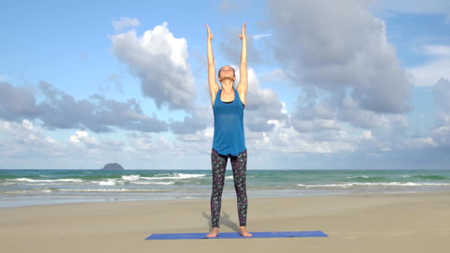 Junge-Frau-Balance-Yoga-Übung-am-Strand-Meer.-Gesunden,-aktiven-Lebensstil-Konzept.