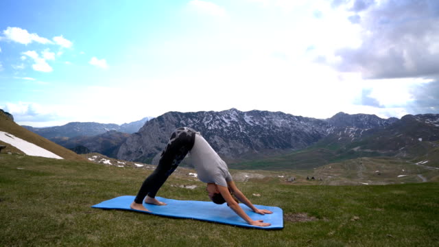 mujer-practicando-yoga-en-el-exterior