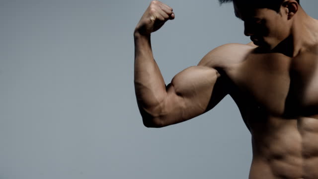 Fitness-masculino-modelo-flexiona-bíceps-y-extensiones-de-brazo-2