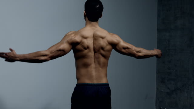 Gimnasio-modelo-mostrando-músculos-de-la-espalda