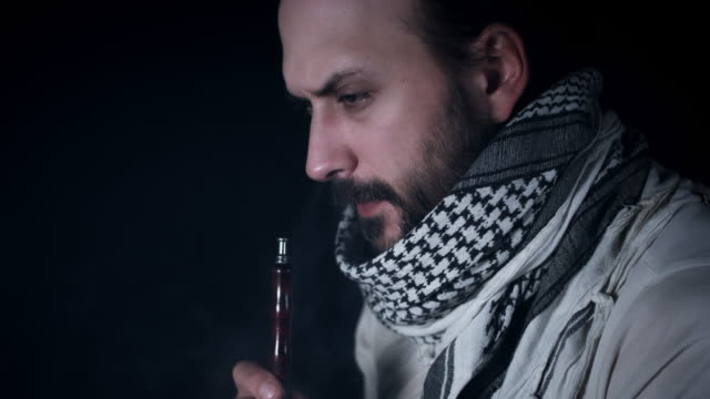 Retrato-de-hombre-árabe-de-4-k,-fumar-narguile