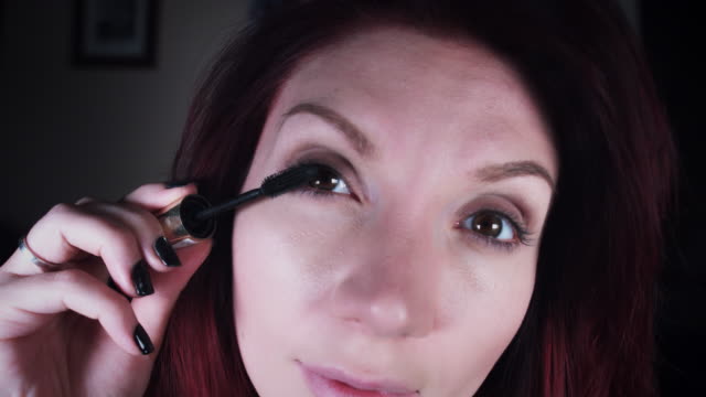 4K-Woman-Applying-Mascara-on-Eyelashes-In-Mirror
