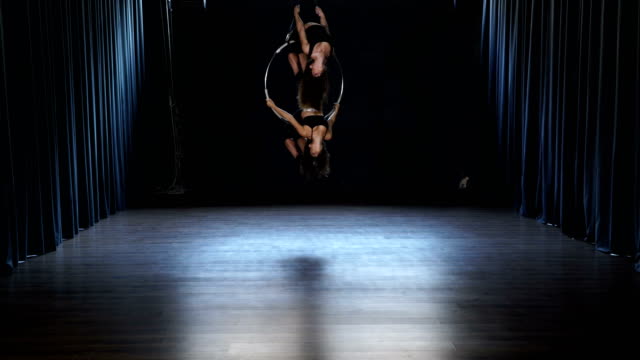 Flexible-Mädchen-macht-eine-gymnastische-Elemente-der-aerial-Hoop