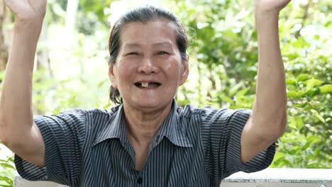 ehemaliger-senior-Asiatin,-lachen,-Lächeln-und-Gestikulieren-glücklich-sein.