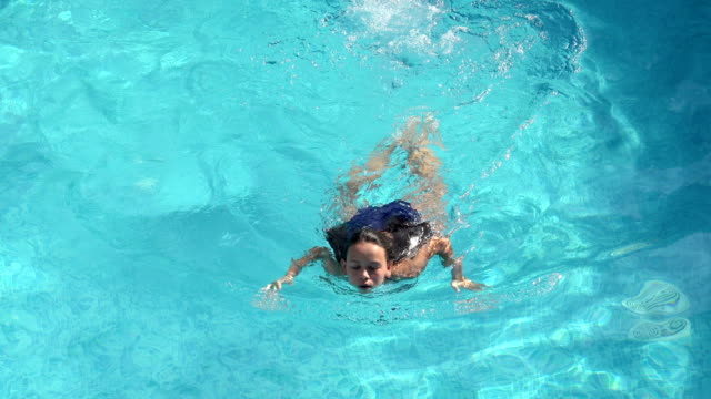 Junge-Frau-Schwimmen-im-Pool,-Antenne-trekking