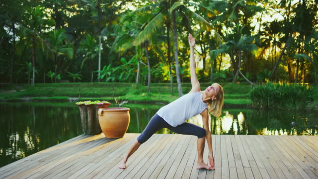 Mujer-practicar-Yoga