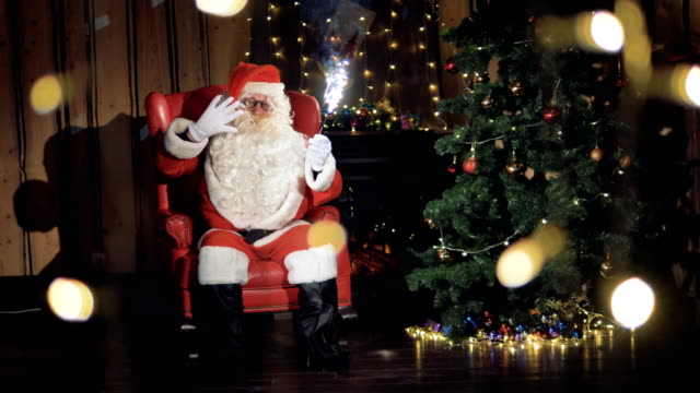 Freundlichen-Weihnachtsmann-mit-funkelt-Gesten,-tanzen-in-der-Nähe-von-Neujahr-verziert-Kamin.