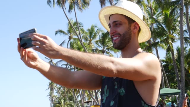 Joven-tomando-un-selfie-en-playa-de-Forte,-Brasil