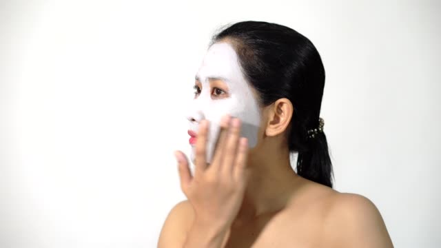 Junge-Frau-Ton-Gesicht-Maske-Peeling-natürlich-mit-reinigende-Maske-auf-ihr-Gesicht-auf-weißem-Hintergrund