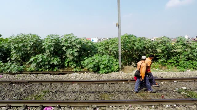 Tren-indio,-vía-de-tren-y-paisaje,-India,-tiempo-Real