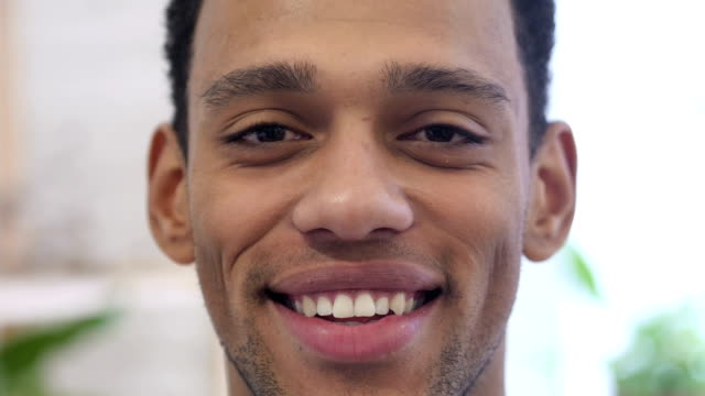 Close-up-Portrait-of-Smiling-afroamerikanischen-Jüngling
