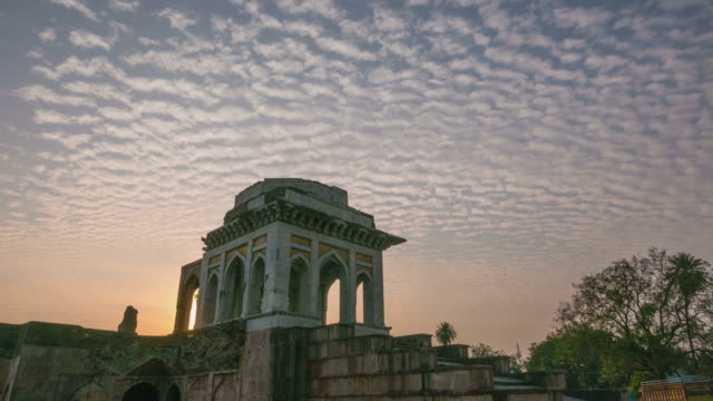 Zeitraffer-Mandu-Indien,-Ruinen-afghanischen-Islam,-Moschee-Denkmal-Königreichsund-muslimischen-Grab.-Bunten-Himmel-bei-Sonnenaufgang.