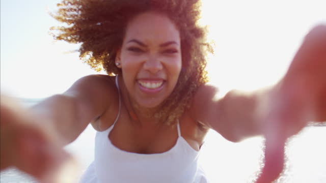 Porträt-des-afroamerikanischen-Frauen-lachen-zur-Kamera