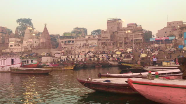 Paseo-en-barco-en-el-río-Ganges,-Varanasi,-India