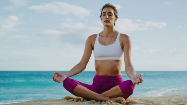 Mujer-joven-Meditando