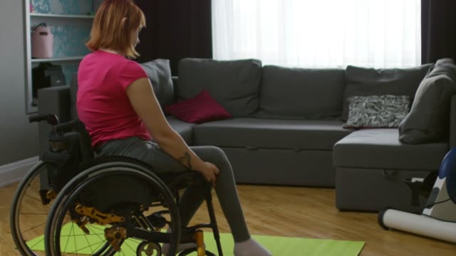 Mujer-parapléjico-transferencia-de-silla-de-ruedas-a-estera-de-la-Yoga