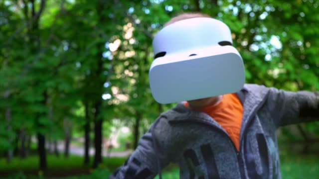 Niño-con-casco-de-realidad-virtual-en-el-simulador-de-vuelo-en-el-parque-de-verano