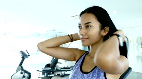 Asia-mujer-mirando-a-su-cuerpo-con-emoción-feliz-en-el-gimnasio.-Concepto-de-reacción-y-deporte.-4k-resolución.