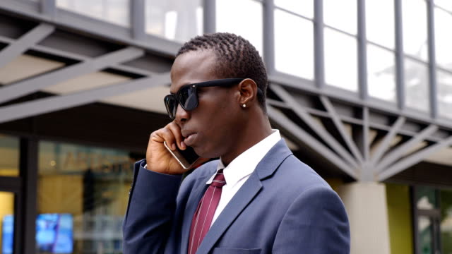 zuversichtlich-junge-afrikanische-amerikanische-Geschäftsmann-Gespräch-per-Telefon