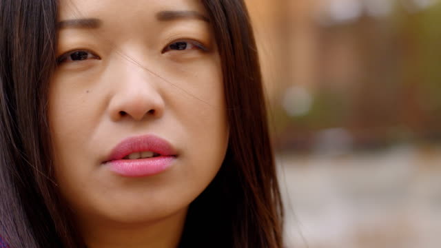 Retrato-de-mujer-China:-Pensativa-mujer-asiática-joven-mirando-en-cámara