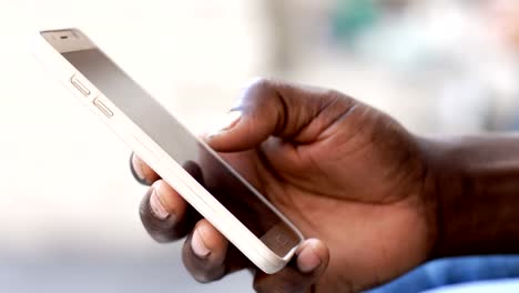 mano-de-hombre-negro-escribiendo-en-smartphone---modernidad,-tecnología,-comunicación
