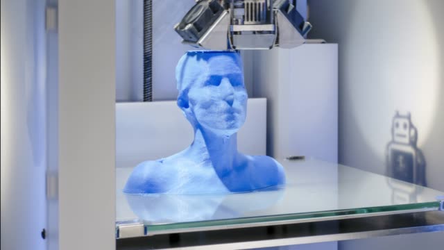Impresora-3D-en-el-trabajo,-un-busto-humano---símbolo-de-la-revolución-industrial-de-la-impresión-3D