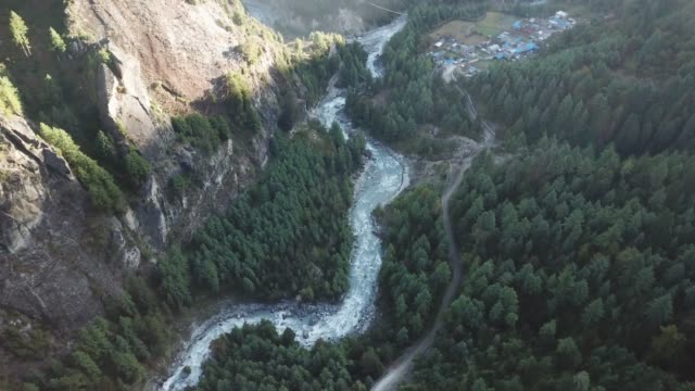 Fluss-im-Himalaya-Nepal-zwischen-Luftbild-von-Drohne