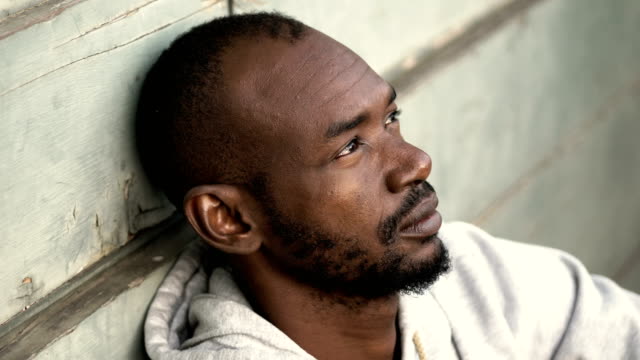 migrantes-africanos-negro-triste-deprimida-mirando-en-la-cámara-al-aire-libre
