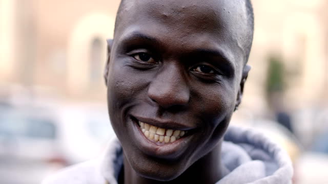 Glücklich-lächelnd-schwarzen-afrikanischen-Mann-Blick-auf-Kamera-outdoor