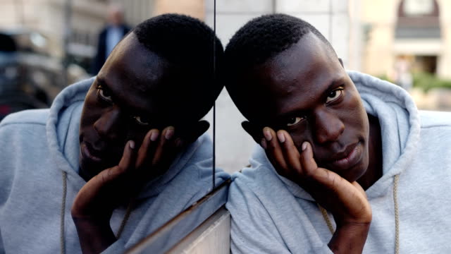 depressiv-traurig-schwarzen-afrikanischen-Mann-auf-der-Suche-in-der-Kamera-im-freien