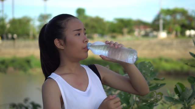 Junge-Frau-Trinkwasser-nach-dem-Training