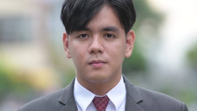 Joven-empresario-asiático-guapo-en-las-calles-al-aire-libre