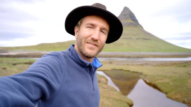 4K-Selfie-retrato-de-hombre-de-turismo-en-Islandia-en-Kirkjufell-montaña