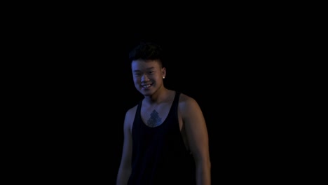 Junge-asiatische-Schauspieler-lächelnd