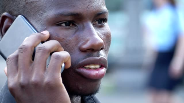 Attraktive-junge-schwarze-afrikanische-Jüngling-Gespräch-per-Telefon-in-der-Stadt