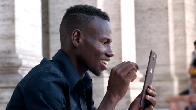 Technik,-Jugend,-Geräte-schwarzen-afrikanischen-Mann-lächelnd-mit-digitalen-Tablet-im-freien