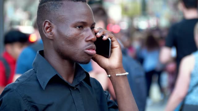 Besorgt-nachdenklich-schwarze-Amerikaner-sprechen-per-Telefon-in-der-Stadt