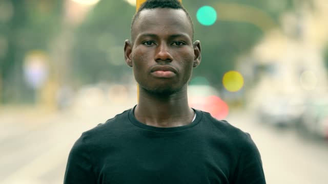 Stolz-auf-schöne-junge-Schwarzafrikaner-auf-der-Straße,-Blick-in-die-Kamera