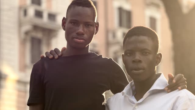Jóvenes-africanos-abrazaban-mirando-a-cámara-al-aire-libre