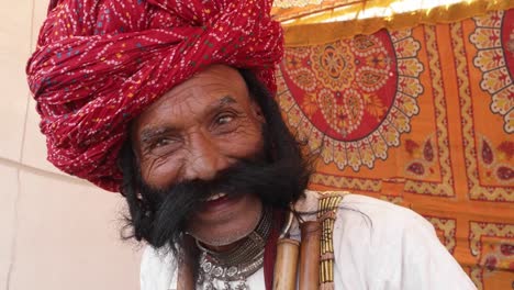 Verärgerter-Mann-aus-Rajasthan-mit-großen-Schnurrbart,-rief-jemand-im-Zorn-und-Hände-erhebend