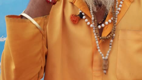 Neigung-bis-zu-hinduistischen-Heiligen-Mann-auf-seinem-Handy-Gerät-Sadhu-Baba-in-Rajasthani-beschäftigt