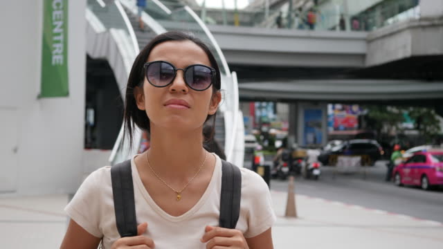 Mujer-de-viajero-con-gafas-en-la-calle