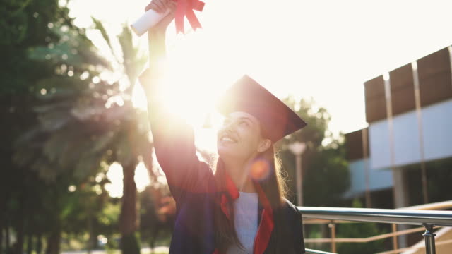 Estudiante-graduado-levantando-su-diploma