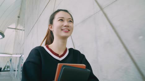 Junge-aufstrebende-chinesische-Studentin-mit-Büchern