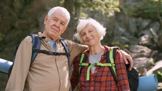 Senior-Brautpaar-posiert-im-Wald